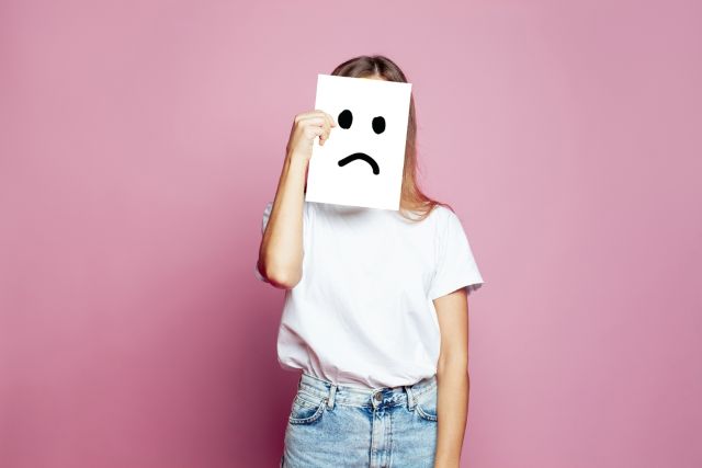 悲しい顔をする女性